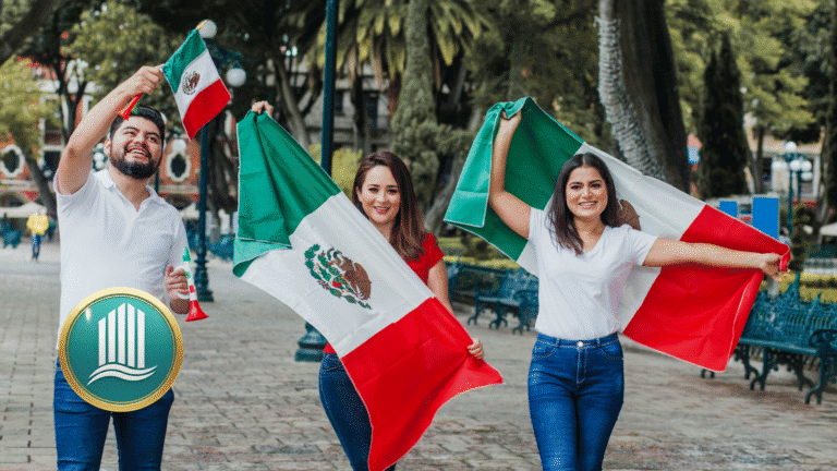Terrenos en Playa del Carmen para mexicanos en Canadá. Una inversión inteligente. Personas con banderas de México en espacio público.